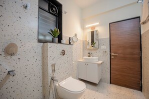 Regadera, secadora de cabello, bidet, toallas 