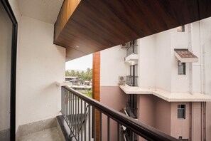 Property grounds - Aurum , Cozy 1-bedroom apartment with AC in soothing Candolim (Candolim)