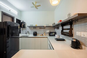 Private kitchen - Aurum , Cozy 1-bedroom apartment with AC in soothing Candolim (Candolim)