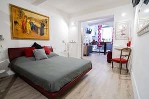 Desk, iron/ironing board - Santa Maria Novella Loft (Firenze)