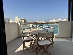 Outdoor dining - Fanadir Marina 3-bedroom apartment El Gouna with an amazing Marina view (Red Sea Governorate)