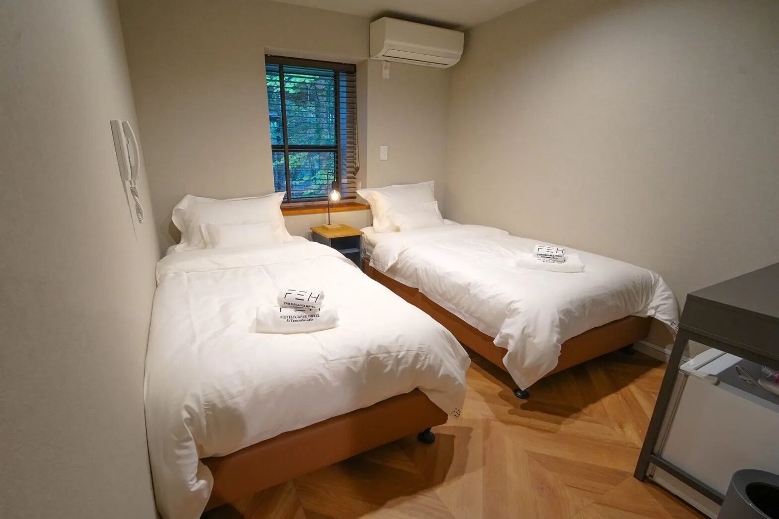 Tvåbäddsrum - 2 enkelsängar - utsikt mot trädgården | Gratis wi-fi