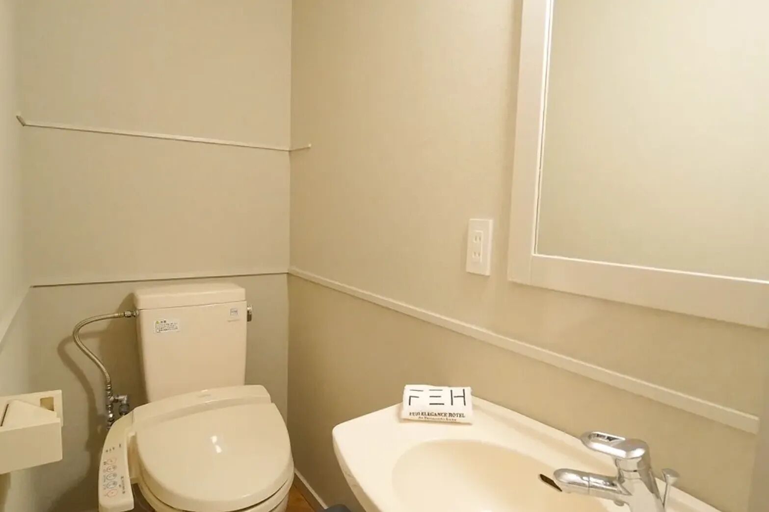 Habitación triple, vistas al jardín | Baño | Ducha y bañera combinadas, secador de pelo, toallas y jabón