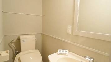 Habitación triple, vistas al jardín | Baño | Ducha y bañera combinadas, secador de pelo, toallas y jabón