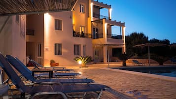 Piscine extérieure (ouverte en saison), chaises longues