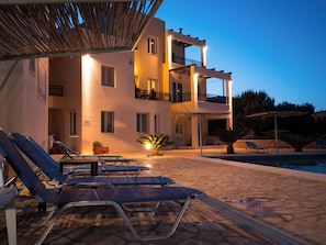 Seasonal outdoor pool, pool loungers - Xifoupolis Hotel Monemvasia (Xifias)