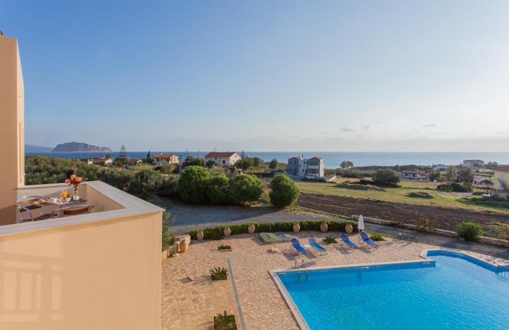 季節性室外泳池；躺椅