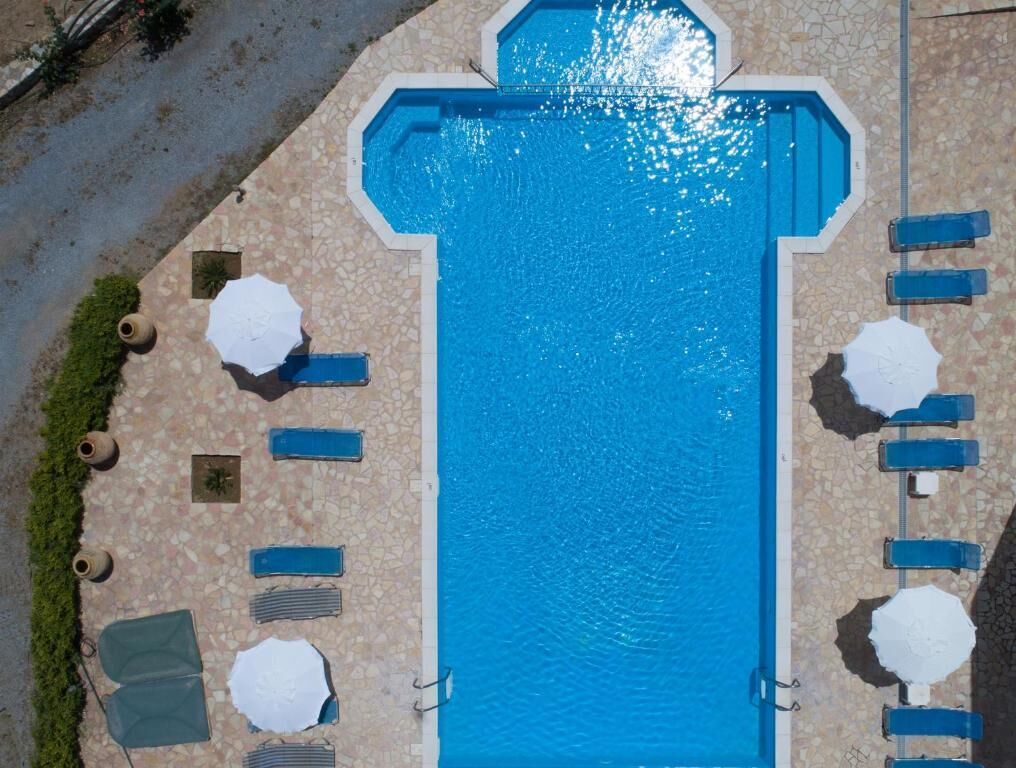 Piscine extérieure (ouverte en saison), chaises longues