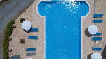 Piscine extérieure (ouverte en saison), chaises longues