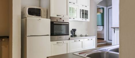 Køleskab, mikrobølgeovn, ovn, kogeplade