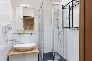 Regadera, amenidades de baño gratuitas, secadora de cabello, bidet 