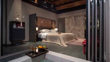 Luksussviitti, näköala pihalle | Työpöytä, kannettavalle tietokoneelle sopiva työtila, ilmainen Wi-Fi