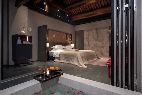 Luxury Suite, Courtyard View | Desk, laptop workspace, free WiFi, bed sheets