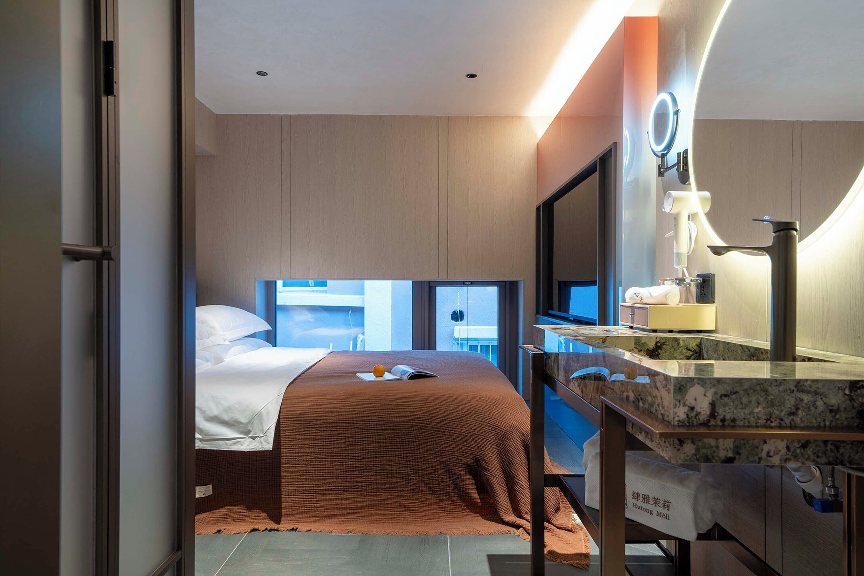 Classic Double Room, Courtyard View | Desk, laptop workspace, free WiFi, bed sheets