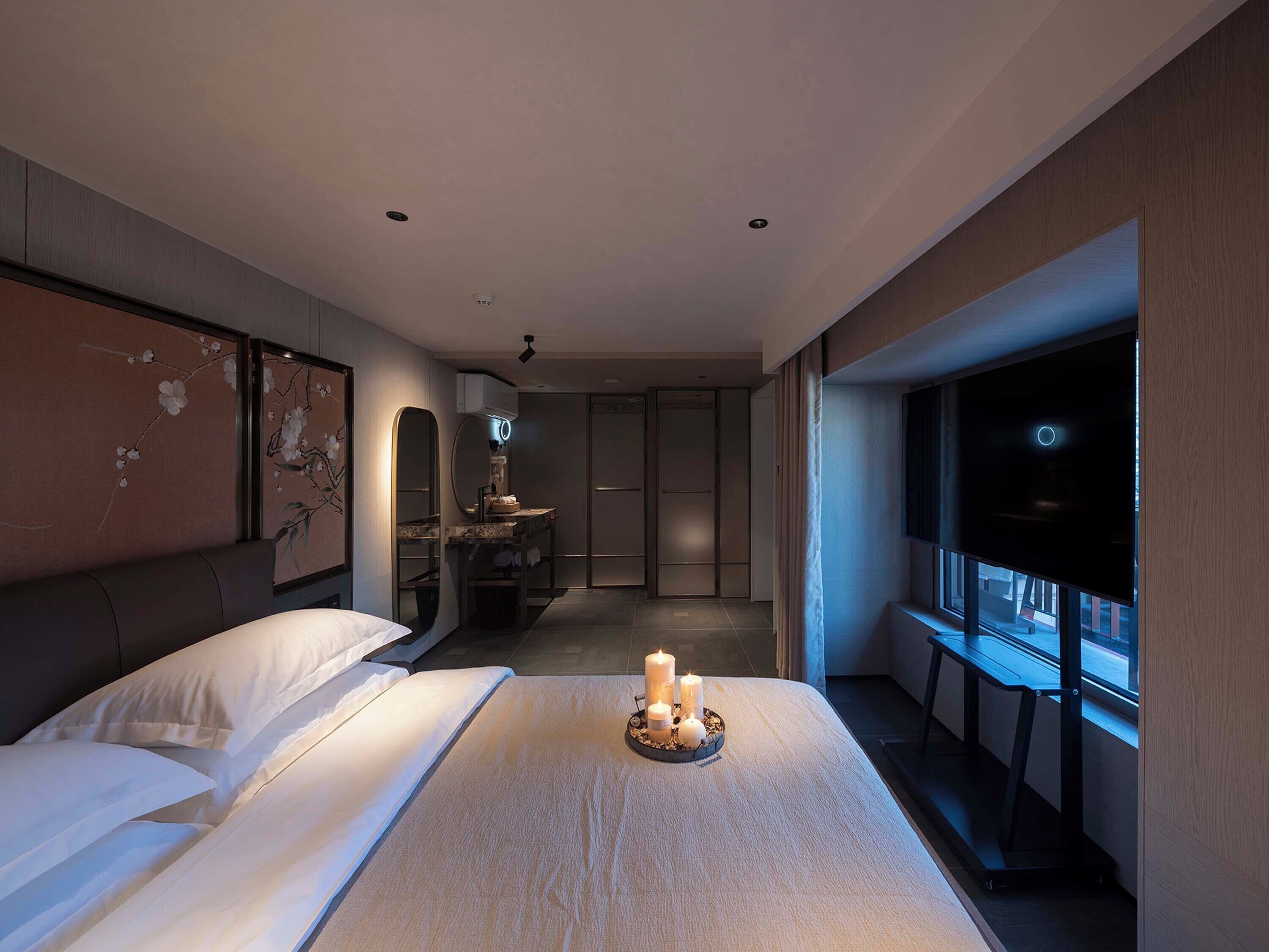 Deluxe Double Room, Courtyard View | Desk, laptop workspace, free WiFi, bed sheets