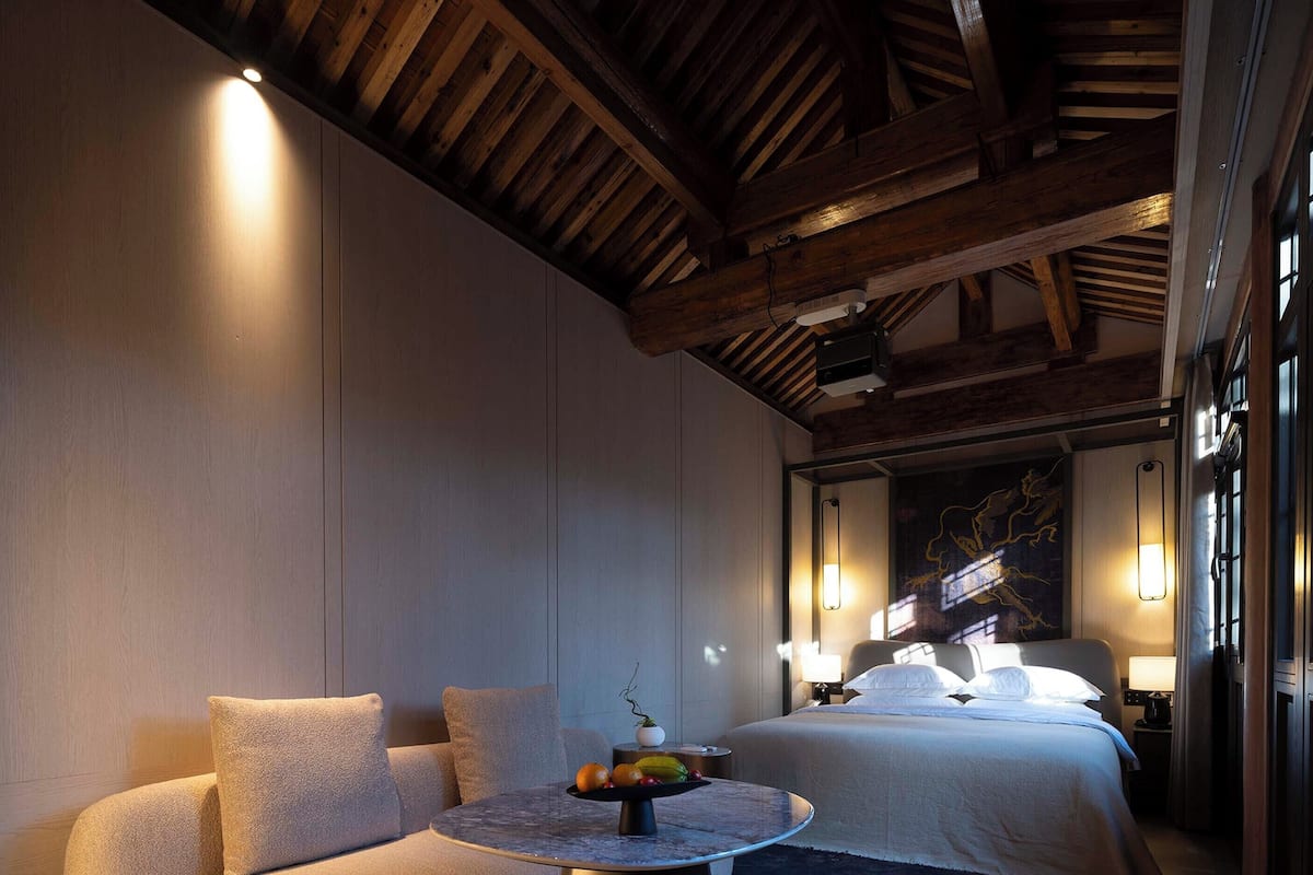 Desk, laptop workspace, free WiFi, bed sheets