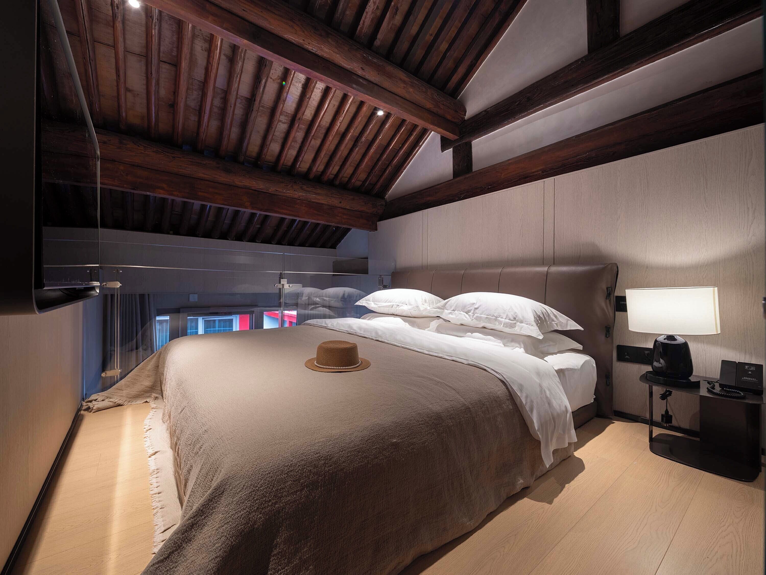 Classic Duplex, Courtyard View | Living area | TV