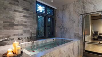 Premium-sviitti, näköala pihalle | Syvä kylpyamme