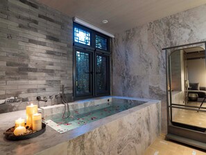 Premium Suite, Courtyard View | Deep soaking bathtub - Hutong Mòlì Hotel (Beijing)