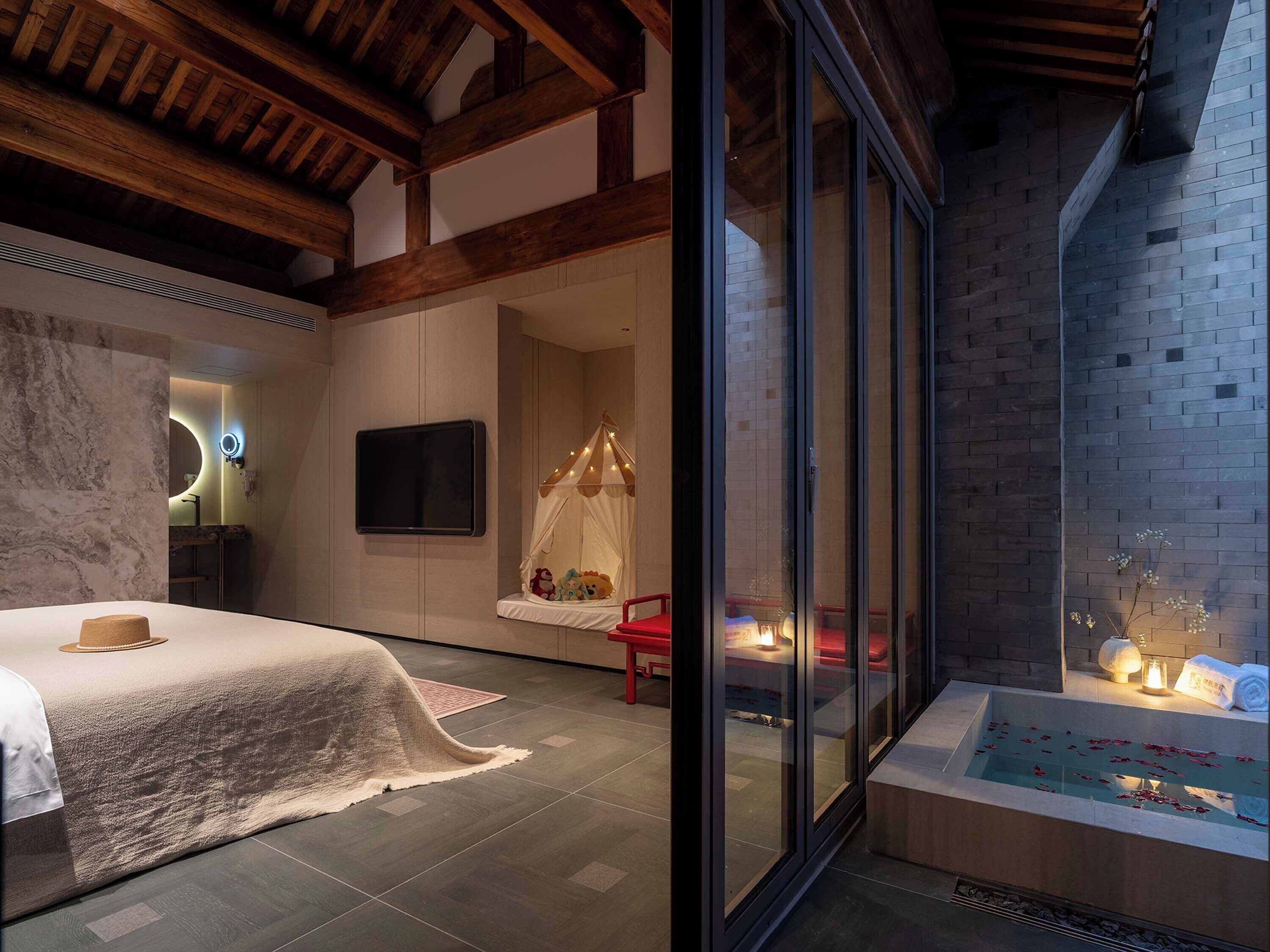 Luxury Suite, Courtyard View | Desk, laptop workspace, free WiFi, bed sheets