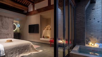 Suite de lujo, vista al patio | Escritorio, espacio para trabajar con laptop y wifi gratis