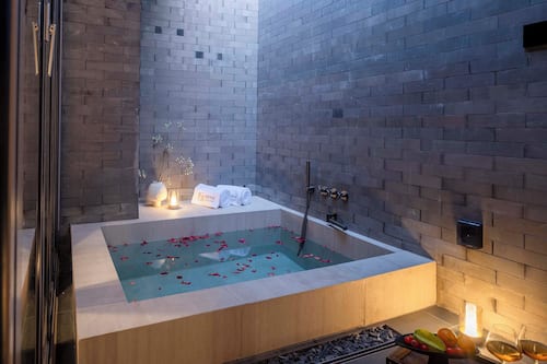 Luxury Suite, Courtyard View | Deep-soaking bathtub