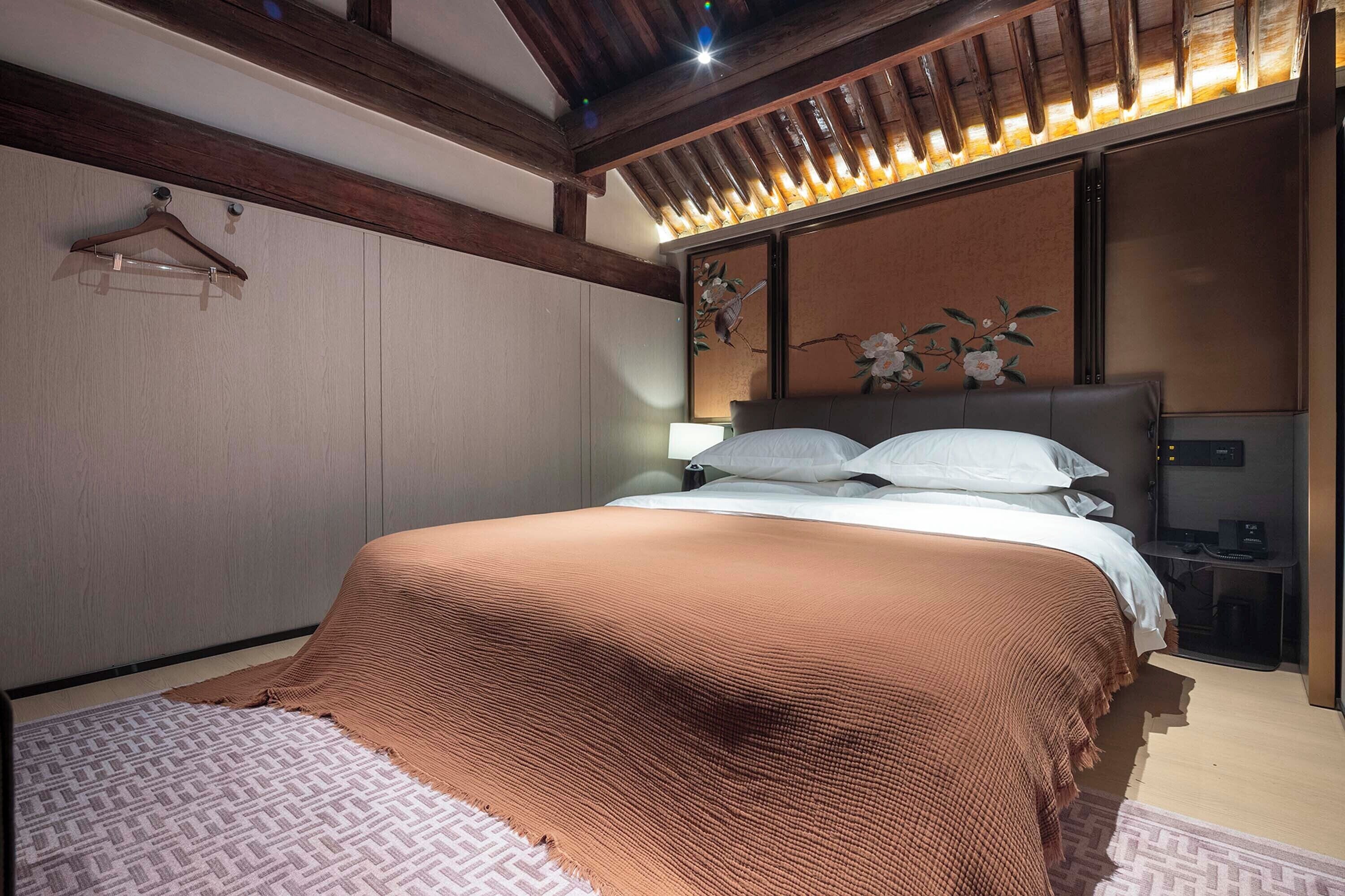 Superior Duplex, Courtyard View | Desk, laptop workspace, free WiFi, bed sheets