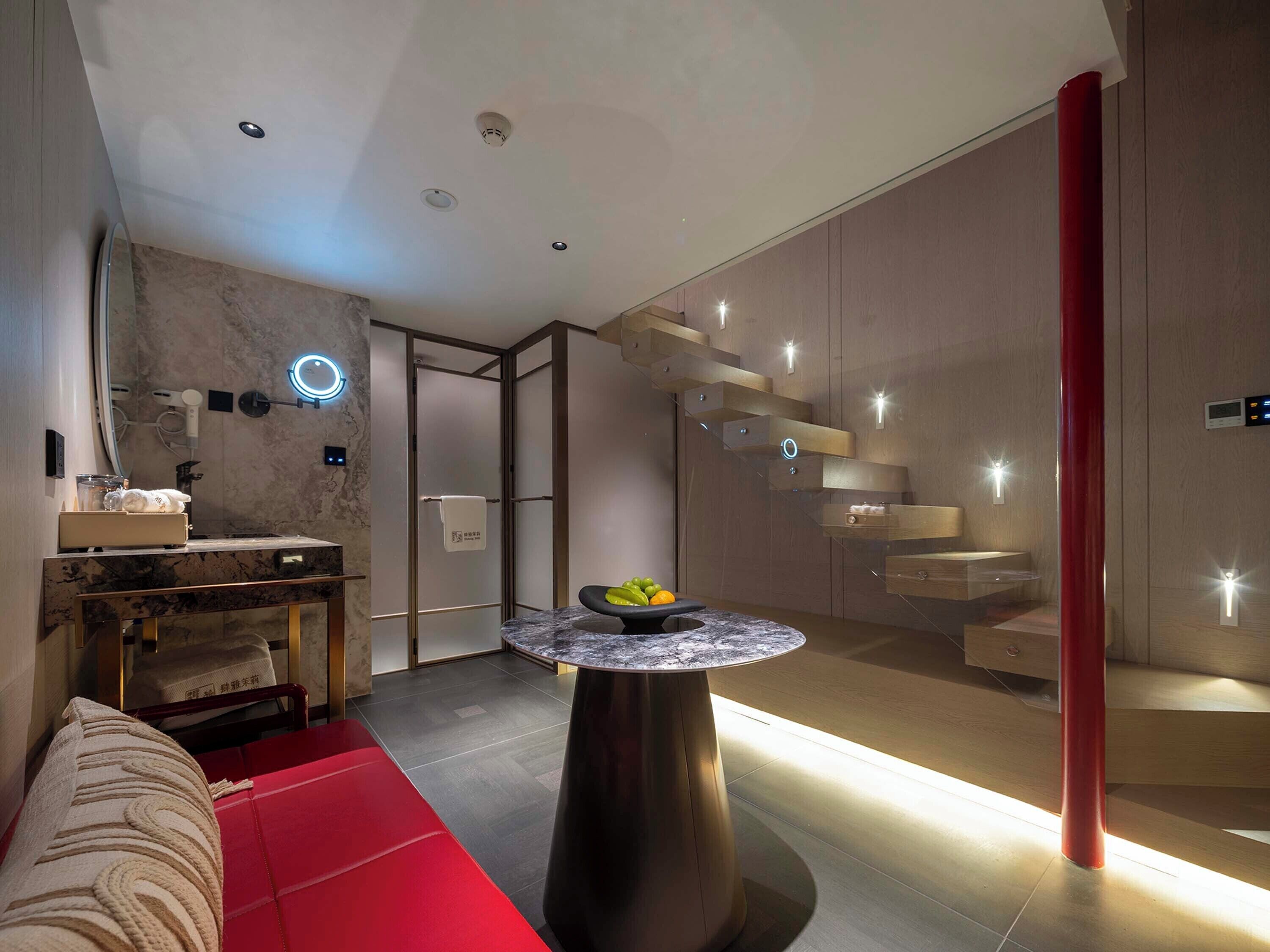 Superior-paritalo, näköala pihalle | Oleskelualue | Televisio