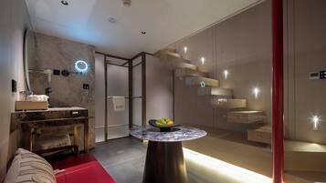 Superior-paritalo, näköala pihalle | Oleskelualue | Televisio