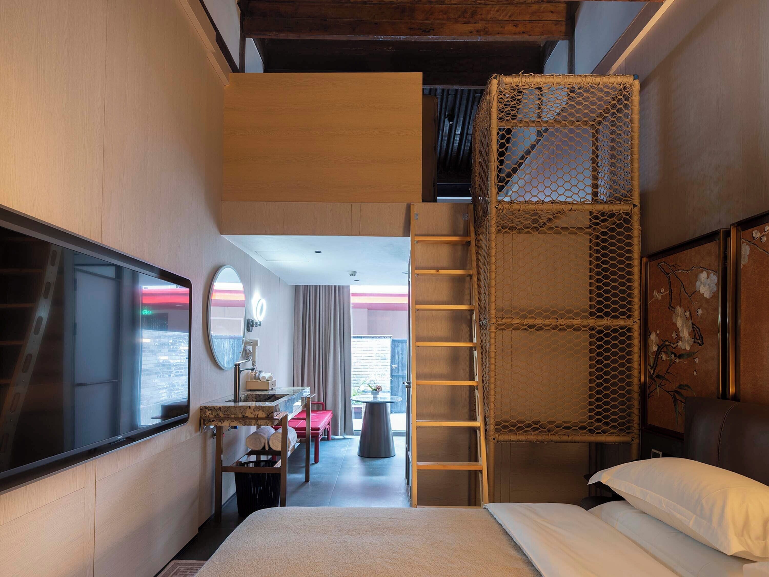 Family Duplex, Courtyard View | Desk, laptop workspace, free WiFi, bed sheets