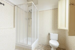 Shower, towels, shampoo, toilet paper - Faenza Huge Apartment (Firenze)