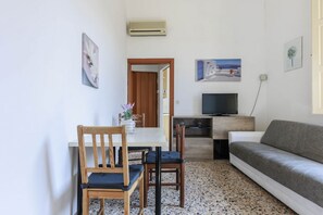 Living area - Faenza Huge Apartment (Firenze)