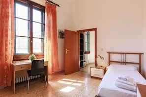 Iron/ironing board - Faenza Huge Apartment (Firenze)