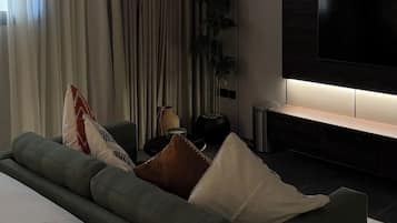 Deluxe Room | Living area