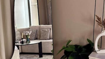 Deluxe Studio | Laptop workspace, free WiFi