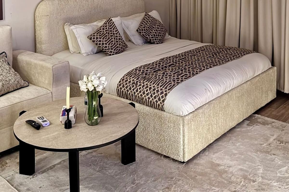 Deluxe Studio | Laptop workspace, free WiFi