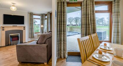 Athelington Lodge - Chestnut - sleeps 6 guests in 2 bedrooms