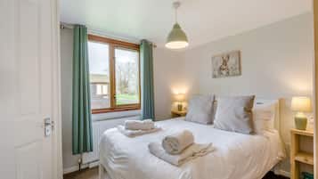 Tabla de planchar con plancha, wifi gratis y ropa de cama