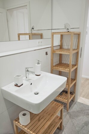 Haartrockner, Handtücher, Toilettenpapier