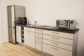 Kühlschrank, Mikrowelle, Herdplatte, Toaster