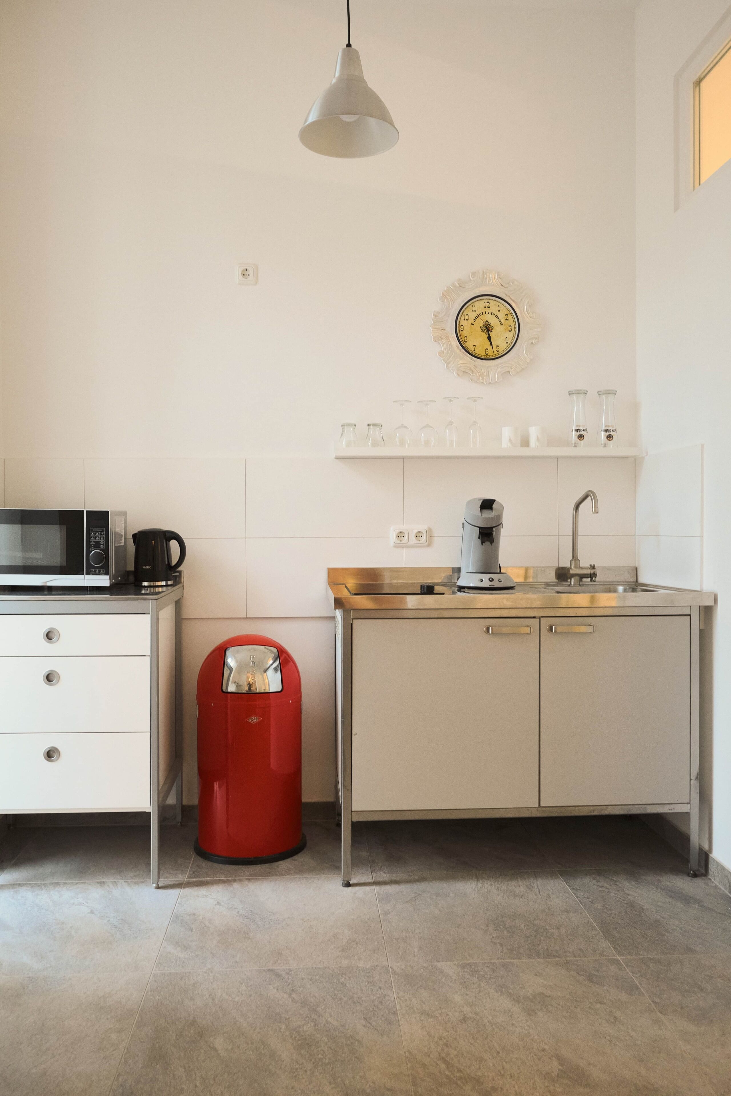 Kühlschrank, Herdplatte, Wasserkocher mit Kaffee-/Teezubehör