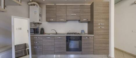 Frigorifero, microonde, forno, bollitore elettrico