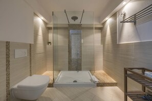 Dusche, Bidet, Handtücher, Shampoo