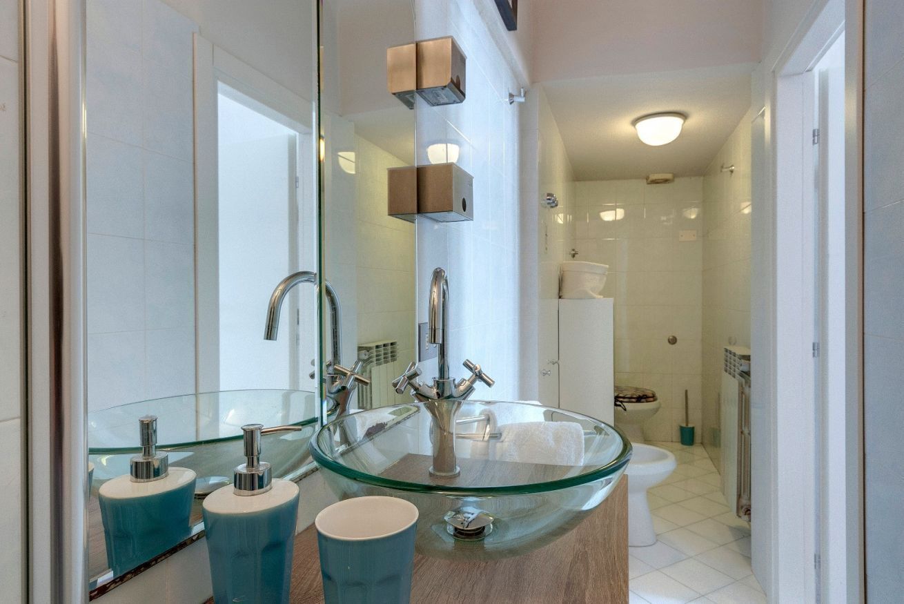 Shower, bidet, towels, toilet paper