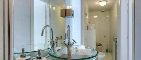 Shower, bidet, towels, toilet paper