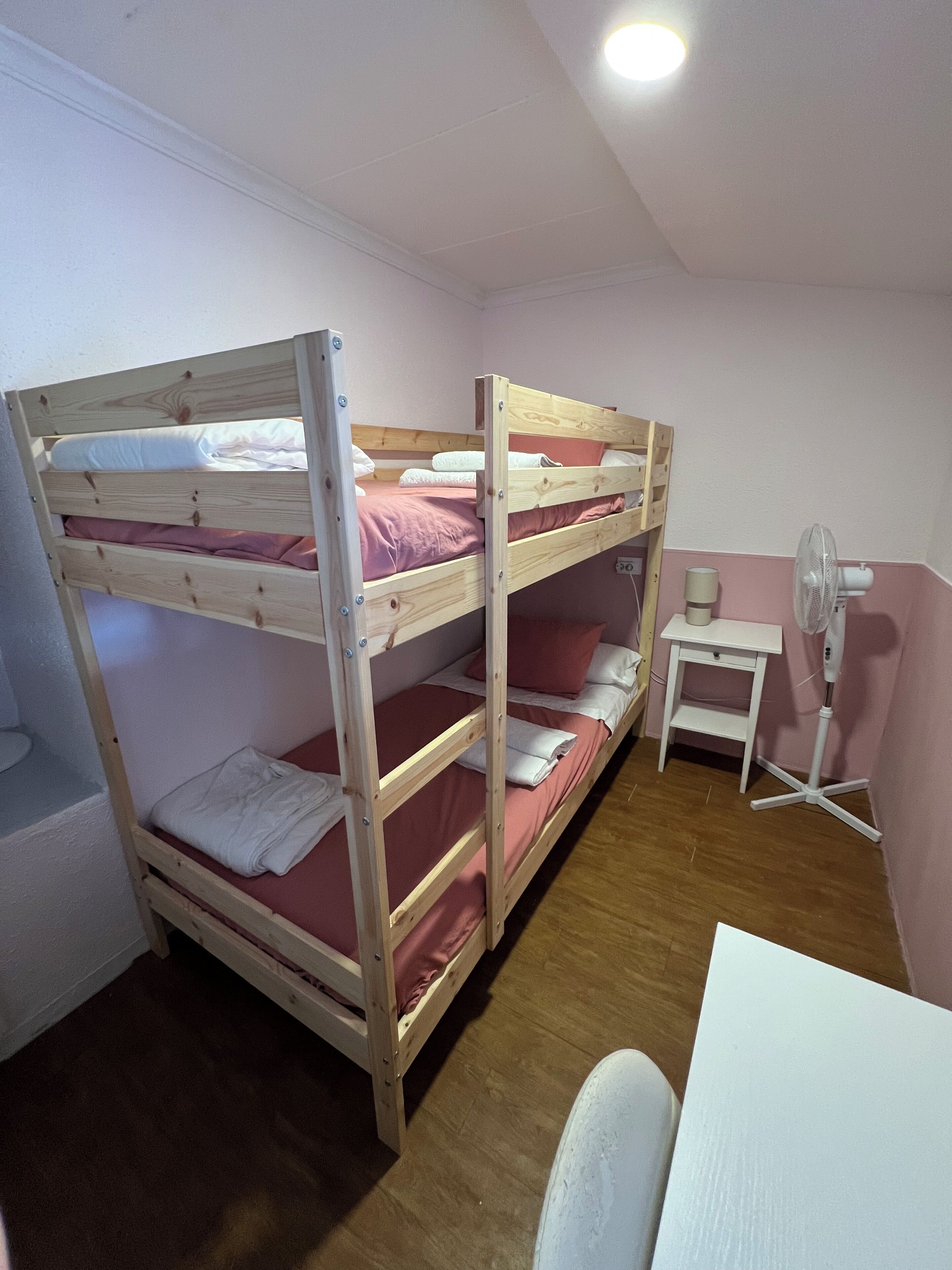 Schreibtisch, Bügeleisen/Bügelbrett, kostenloses WLAN, Bettwäsche