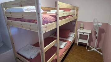 Schreibtisch, Bügeleisen/Bügelbrett, kostenloses WLAN, Bettwäsche