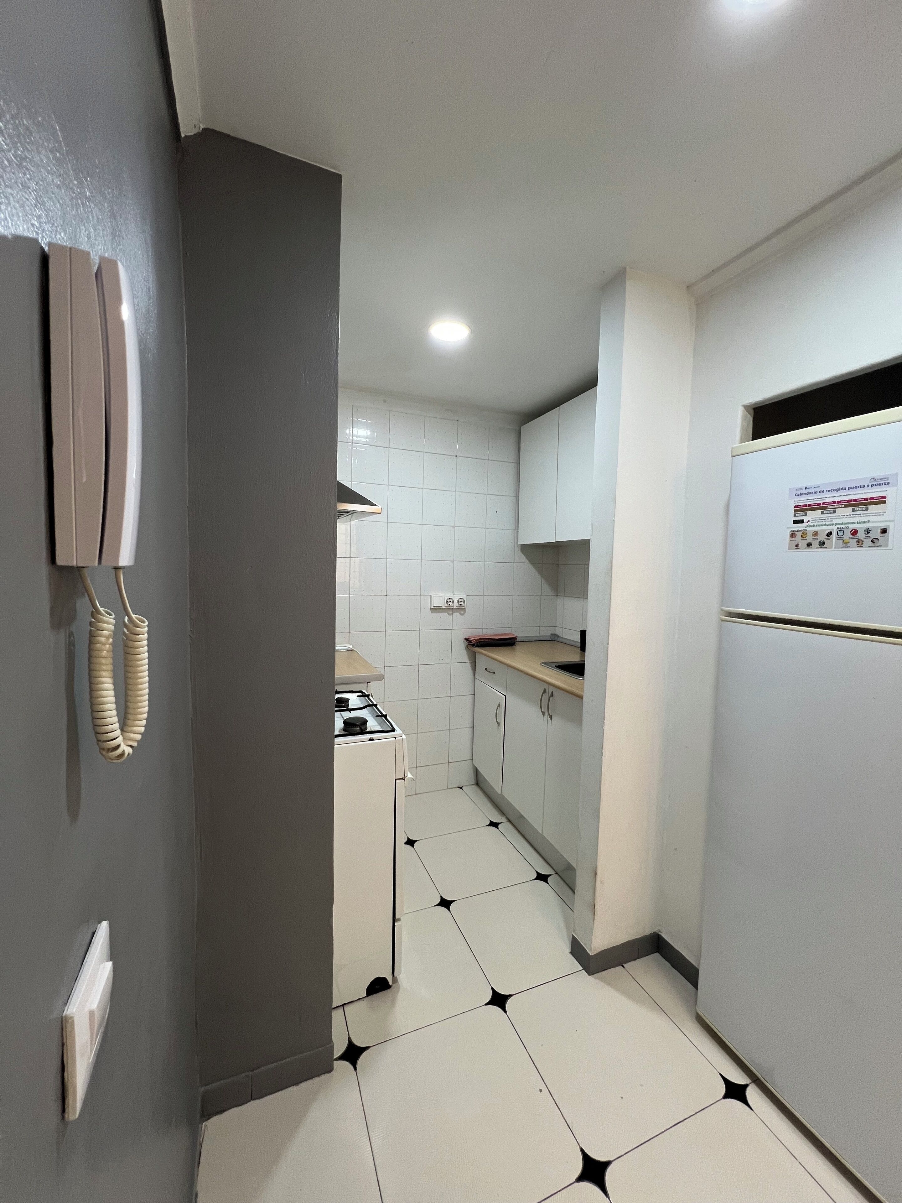 Een koelkast, een microgolfoven, een oven