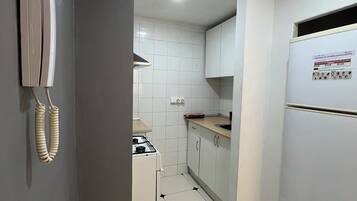 Een koelkast, een microgolfoven, een oven