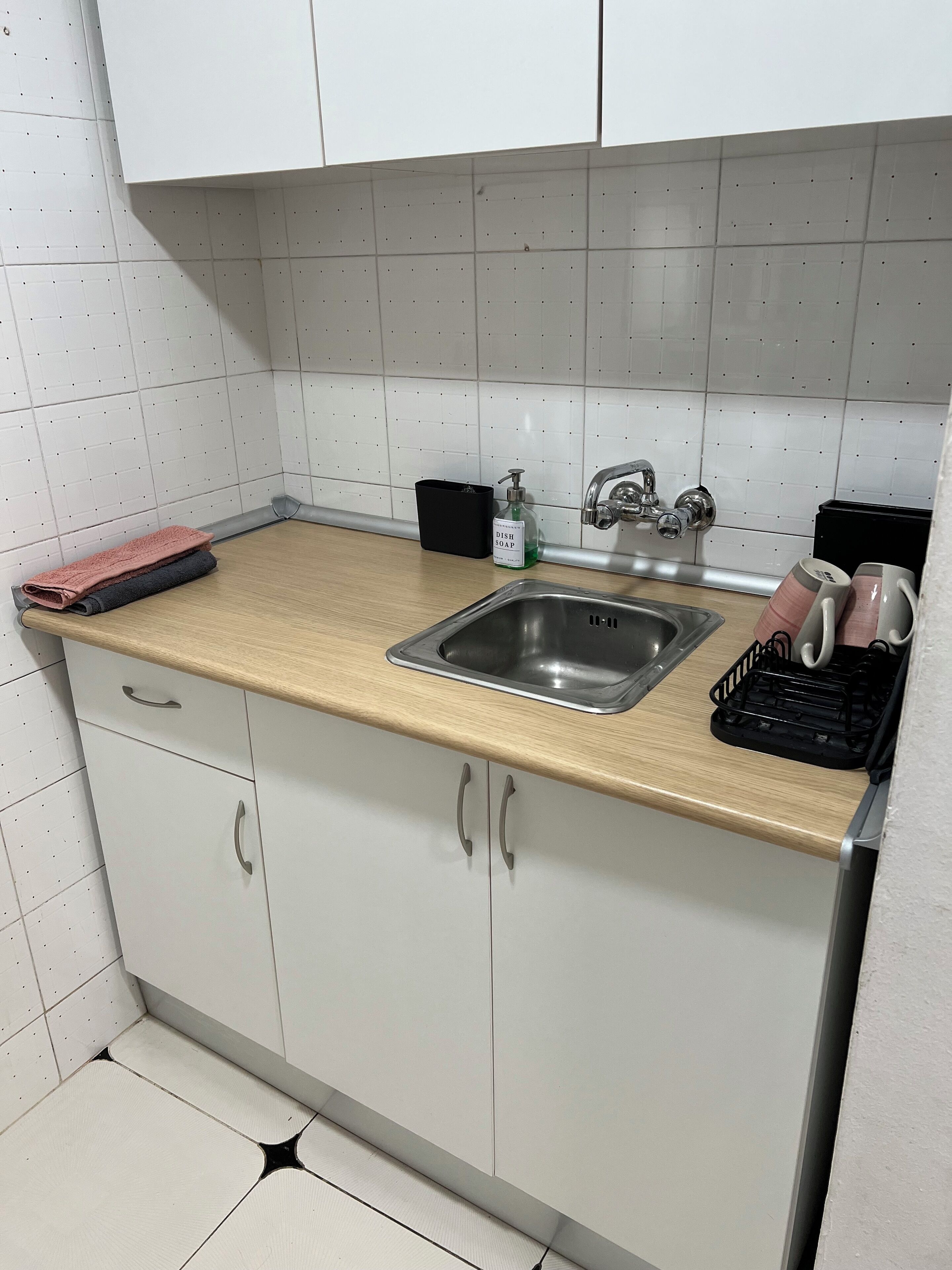 Kühlschrank, Mikrowelle, Ofen, Wasserkocher mit Kaffee-/Teezubehör